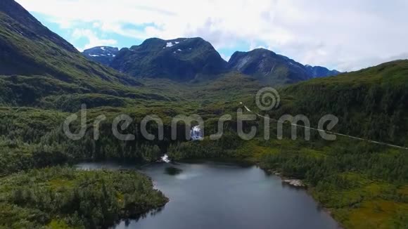 高山上的湖泊和瀑布视频的预览图