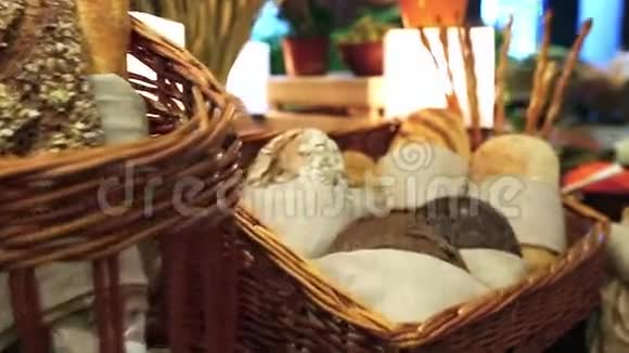 维克篮子是烘焙自制面包视频的预览图