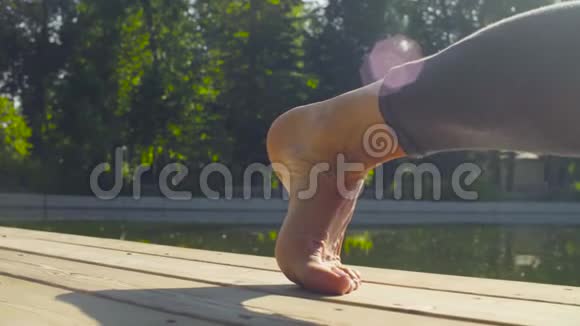 一个女人在公园里做瑜伽练习的脚视频的预览图