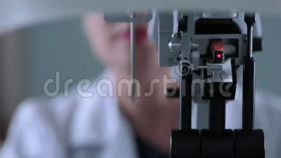 验眼的现代医疗器械无法辨认的医生在做病人的眼科检查视频的预览图