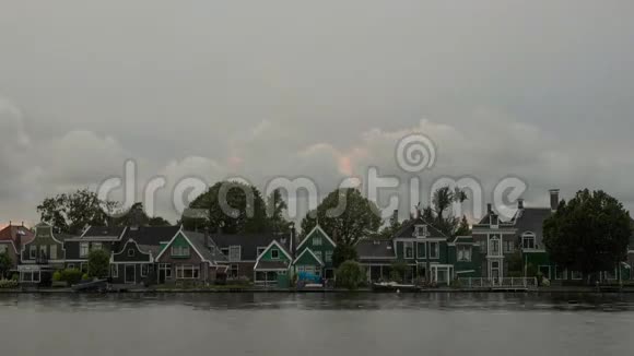 荷兰河岸房屋上云层的时间推移视频的预览图
