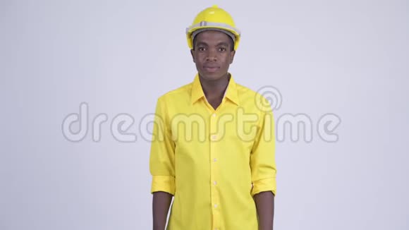 年轻英俊的非洲商人当工程师视频的预览图