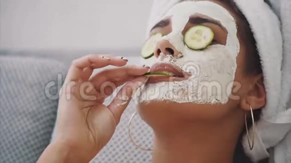 一个漂亮的年轻女人在水疗中心得到一个面罩眼睛里躺着黄瓜很开心而且得到很多视频的预览图
