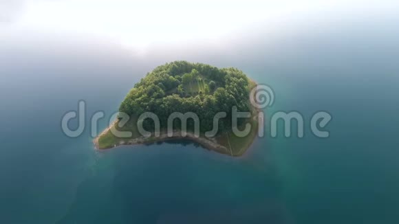 RamskoJezero湖小岛上的无人机空中射击波斯尼亚和黑塞哥维那Prozor附近的旅游目的地视频的预览图