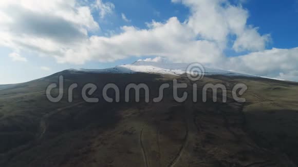 从雪山和天空俯瞰云层视频的预览图
