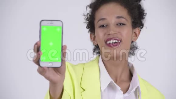 年轻快乐的非洲女商人带着电话视频的预览图
