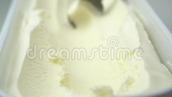 涂抹柔软的奶油冰淇淋视频的预览图