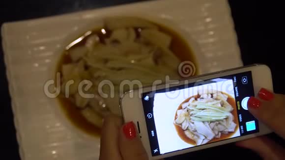 食物照片在手机上拍中国菜视频的预览图