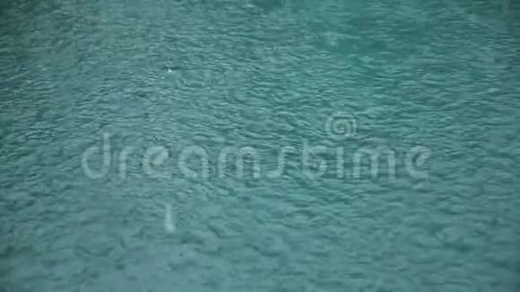 大雨打水射雨滴缓慢地落入水中视频的预览图
