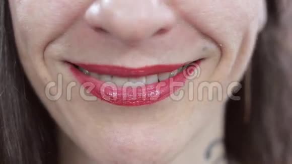 嘴唇红的女人微笑的嘴快关门洁白的牙齿笑吧情感视频的预览图