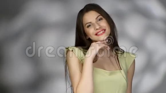 在摄影棚里摆姿势微笑的女人特写肖像博克赫视频的预览图