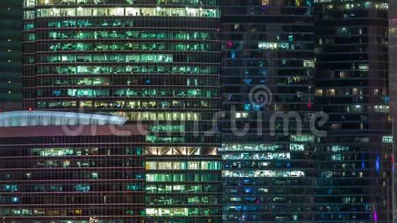 现代化的办公大楼夜晚有明亮的窗户莫斯科市视频的预览图