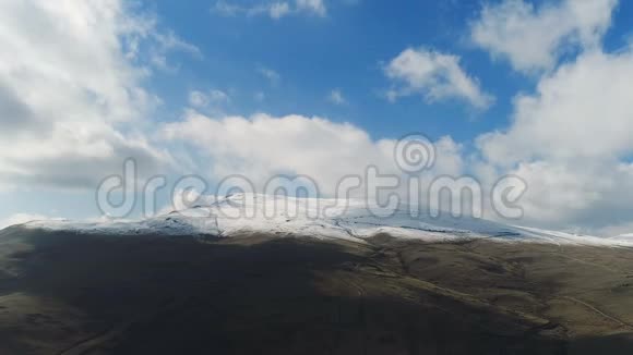 从雪山和天空俯瞰云层视频的预览图
