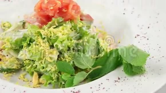 三文鱼沙拉和大虾视频的预览图