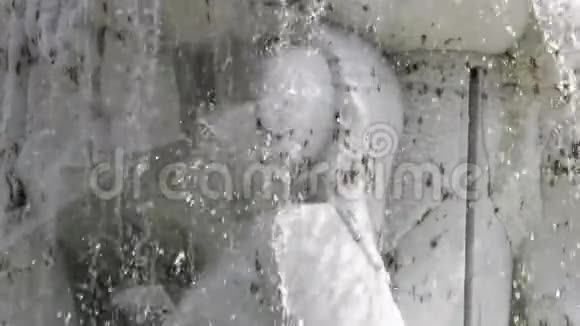 大理石女雕像上的瀑布视频的预览图