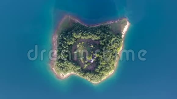RamskoJezero湖小岛上的无人机空中射击波斯尼亚和黑塞哥维那Prozor附近的旅游目的地视频的预览图