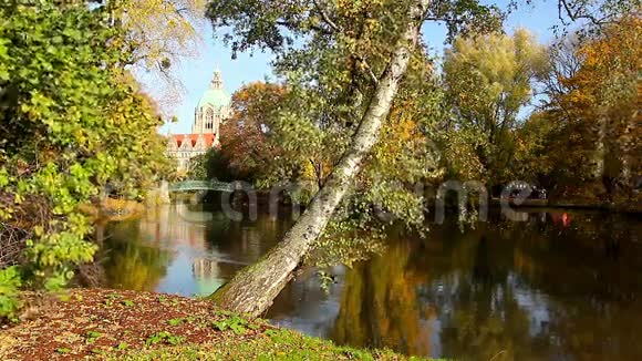 城市公园里的秋天视频的预览图