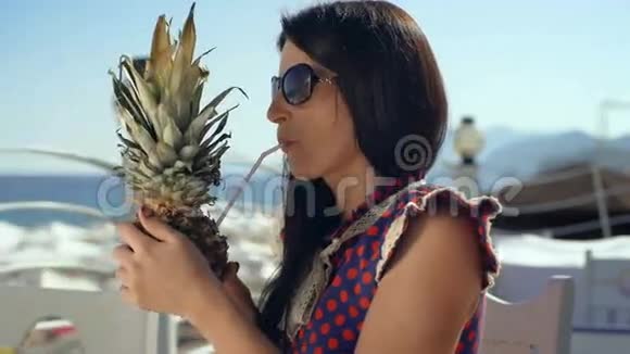 美丽的年轻女子在酒吧海滩喝新鲜鸡尾酒在暑假视频的预览图