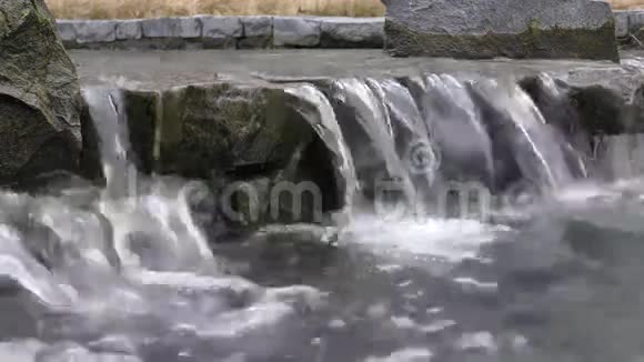 城市公园岩石上的水流视频的预览图