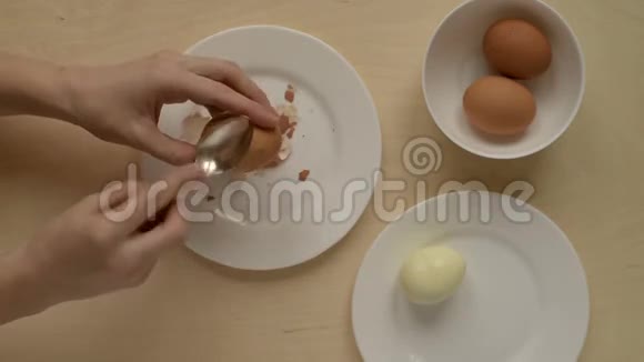 女人的手在剥蛋视频的预览图