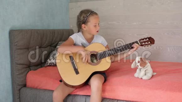 小女孩弹吉他唱歌视频的预览图
