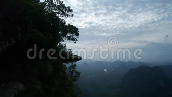 从山谷和天空背景的角度看美丽的岩石山景视频的预览图