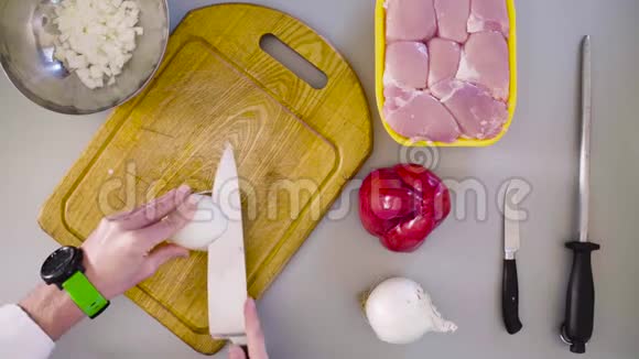 厨师做一道鸡菜切洋葱视频的预览图