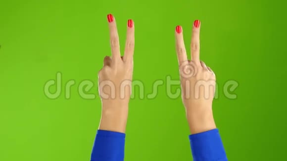 绿色屏幕工作室两只手表示和平的姿态视频的预览图