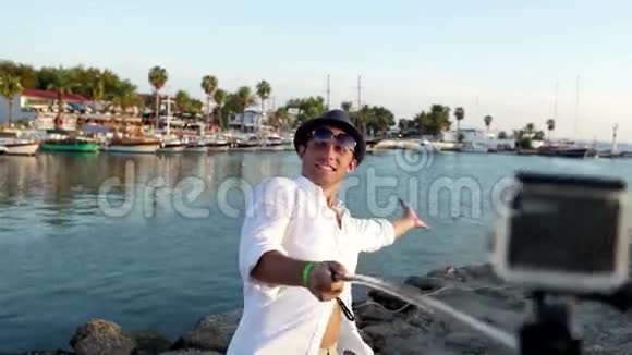 快乐男人在海洋湾前自拍视频的预览图