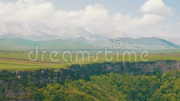 亚美尼亚峡谷峡谷溪流和山脉的景观视频的预览图