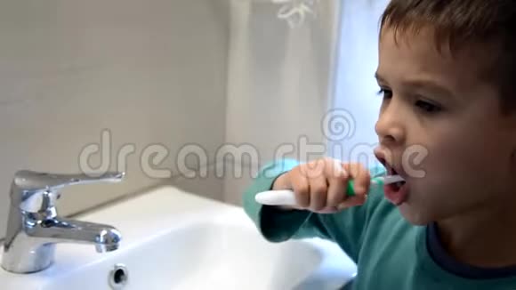 孩子刷牙看镜子晨间活动洗手视频的预览图