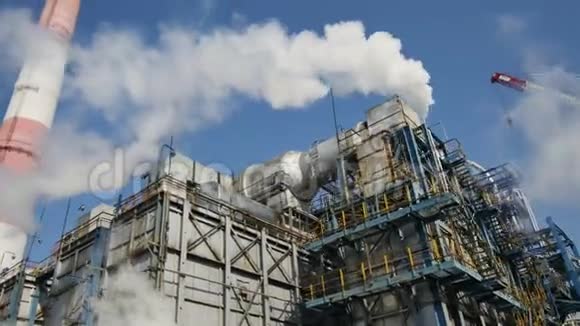 俯视天空的天然气和石油精炼厂视频的预览图