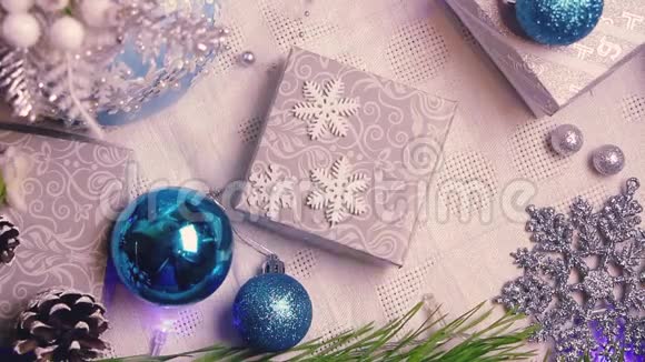 新年和圣诞节装饰和礼物蓝色和银色的顶景视频的预览图