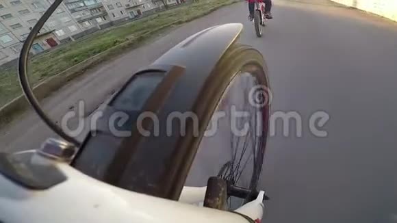 在公路上骑自行车自行车轮视频的预览图