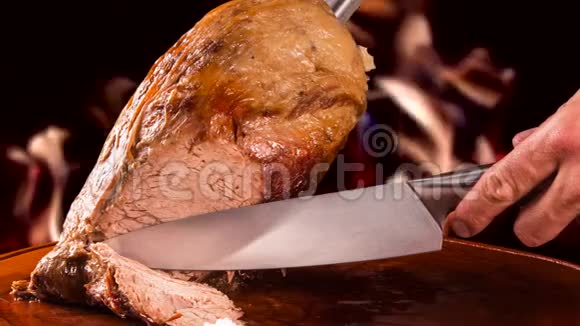 库比姆烤传统巴西烤肉与火背景视频的预览图