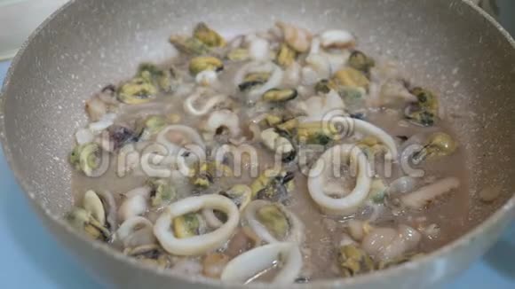海鲜炖在煎锅里做意大利面视频的预览图