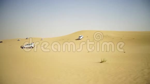 沙漠野炊越野车穿越阿拉伯沙丘越野车穿越阿拉伯沙漠之旅视频的预览图