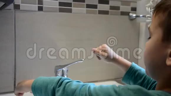 孩子刷牙看镜子晨间活动洗手视频的预览图