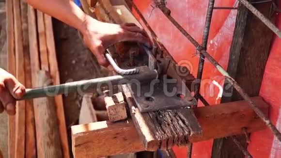 钢筋工人工弯曲钢筋视频的预览图