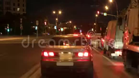 莫斯科夜间街道上的汽车交通视频的预览图