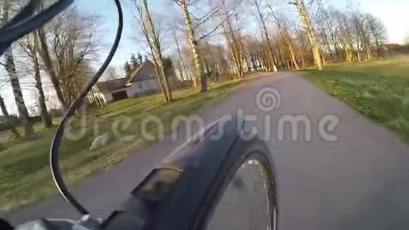 在公路上骑自行车自行车轮视频的预览图
