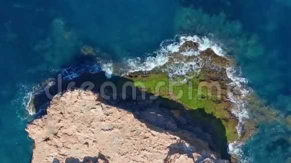 空中观景有波浪和岩石悬崖的海洋视频的预览图