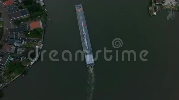 在镇上沿河航行的驳船的空中射击视频的预览图