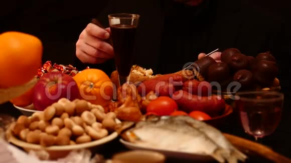 男人在餐桌上吃饭黑色背景的不同食物视频的预览图