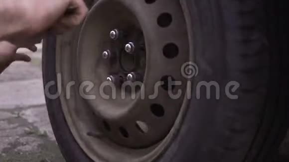 密切关注脏力学手拧大车轮螺栓同时更换车胎视频的预览图