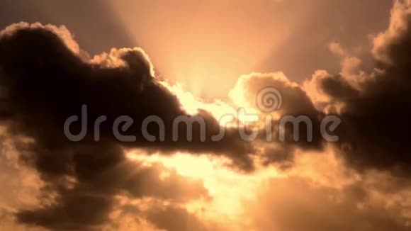 日落时天空中的云视频的预览图