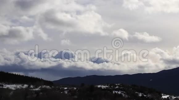 法国Capcir的比利牛斯山有戏剧性的云层视频的预览图