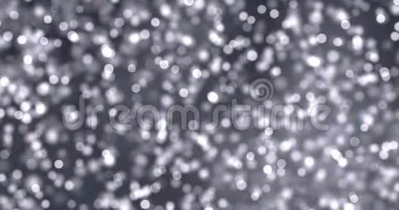 圣诞数码闪光火花银色颗粒在银色背景上流淌圣诞快乐新年视频的预览图