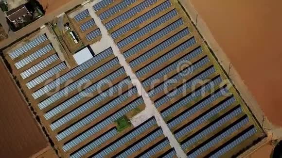 太阳能电池板的空中旋转镜头视频的预览图