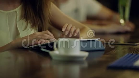 女人的手在平板电脑上打字视频的预览图